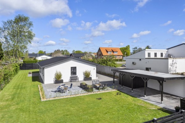 NYHED – Smuk og stilren villa på central beliggenhed