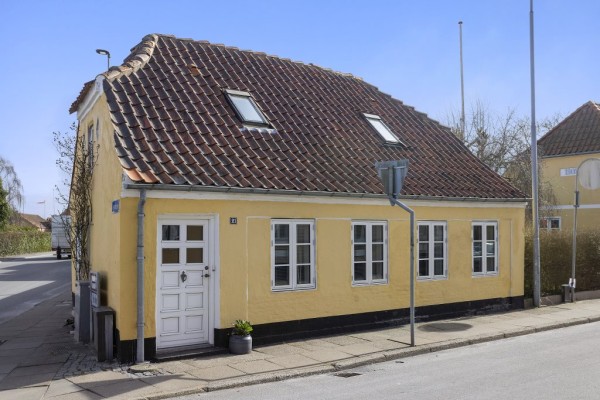 Smukt og charmerende byhus med privat stemningsfyldt have og muret udhus
