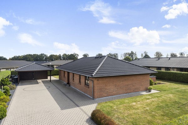 Nydelig indflytningsklar villa fra 2007 med solceller og velanlagt have