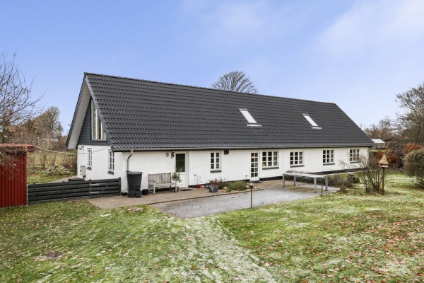 Ugens bolig fra home: Charmerende landejendom ved Syvsten med 2,6 HA jord