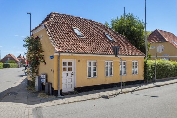 Home Sæby-Læsø: Smukt og charmerende byhus med stemningsfyldt have