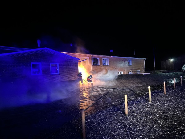 Fyrværkeri antændte gasflasker ved forsamlingshus