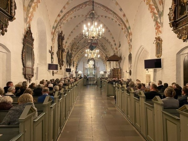 200 publikummer lyttede til god musik og fik et godt grin