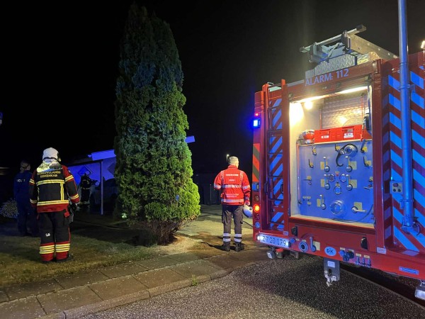 Bil brød i brand i carport
