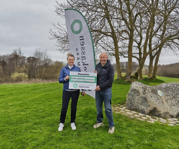 Sæby Golfklub modtager donation til renovering af terrasse