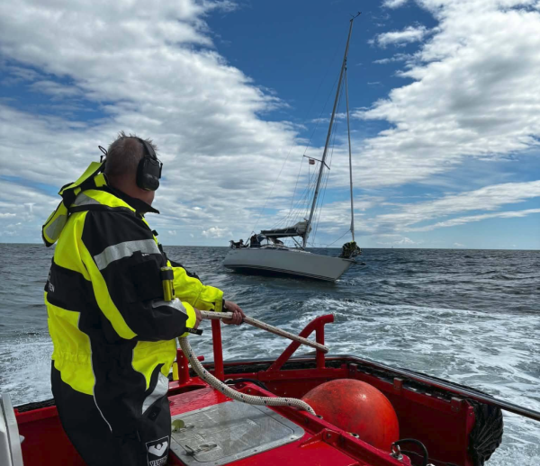 Sejlbåd havde mistet roret og måtte slæbes i havn