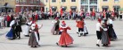 Flot, festligt og farverigt – folkedanserne indtog Sæby