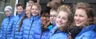 Varme turkisblå jakker til skolepatruljen fra Rotary
