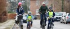 Flere forældre spænder cykelhjelmen