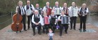 Agersted Harmonikaklub<br> øver ved åen i Voerså
