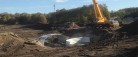 Tunnelbro løftet på plads ved dambrug