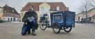 Forfatter gæstede Sæby på sin speciallavede cykel