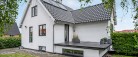 Flot moderniseret villa med smuk havudsigt