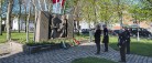 Blomsterkranse lagt ved monument for de faldne