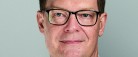 Lokal bankdirektør fylder rundt…