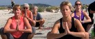 Sommeryoga på stranden for alle