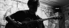 Singer songwriter Jeppe Hydén besøger Sæby Torv
