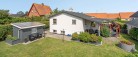 Velholdt villa med udestue, havestue og den skønneste have med terrasser