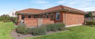 Fuldmuret villa tæt på vandet
