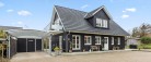 Moderne og rummelig villa med havudsigt