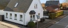 Prisvenlig og hyggelig villa, der er løbende moderniseret med vinduer og døre