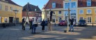 Tranåsskolen bygger galge til fastelavn på Torvet