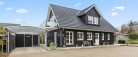 Mæglerhuset: Moderne og rummelig villa med havudsigt