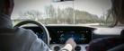 Vi ved det godt, men vi gør det alligevel – mobil bag rattet