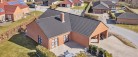 Stor, fuldmuret kvalitetsvilla fra 2006