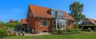 Mæglerhuset Sæby: Flot opdateret og rummelig villa på central adresse i Sæby