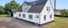 Mæglerhuset Sæby: Stilfuld og rummelig villa med havudsigt