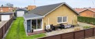 Ugens bolig: Flot et plans villa med to store garager