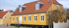 Ugens bolig: Charmerende og smuk villa med åen og egen bådebro i bunden af haven