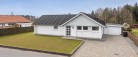 Moderne og nyrenoveret villa med stilren og minimalistisk indretning