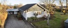 Ugens bolig: Hyggelig villa med havkig, skøn have og god indretning