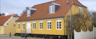 Charmerende og smuk villa med åen og egen bådebro i bunden af haven