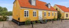 Unik villa i hjertet af Sæbys gamle bydel – med åen i baghaven