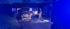 Bil i brand midt på gårdsplads