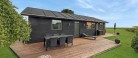 Indbydende og velholdt sommerhus med havudsigt, skønne terrassemiljøer og skøn beliggenhed