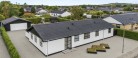 Velholdt familievilla med en gennemtænkt planløsning, lyse opholdsrum og stor garage