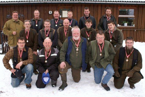Medaljetagerne umiddelbart efter præmieoverrækkelsen. Bagerst fra venstre formanfd for Jagtcenter Nord, Anders Jakobsen. Det vindende hold fra Præstbro med Torben Tabro, Henrik Terkelsen, Rikky Rasmussen, Bo Lindegaard og Brian Severinsen. I midten fra venstre ses Strandby med Torben Quist, Tommy Gravesen, Michael Birklykke, Nicolai Hansen og Jeppe Frederiksen. Forrest fra venstre Ørtoft med Jesper Dissing, Bent Andersen, Flemming Pedersen, Per Hermansen og Mads Christensen. Praestbro jagt