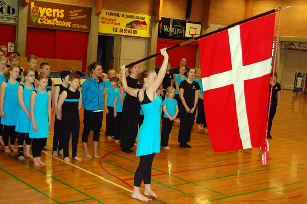 Alle hilser pa flaget_600x400