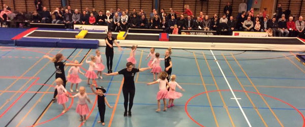 Fuldt hus til forårsopvisning<br> i Sæby Fritidscenter Fuldt hus til forårsopvisning<br> i Sæby Fritidscenter