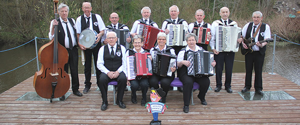 Agersted Harmonikaklub<br> øver ved åen i Voerså Agersted Harmonikaklub<br> øver ved åen i Voerså
