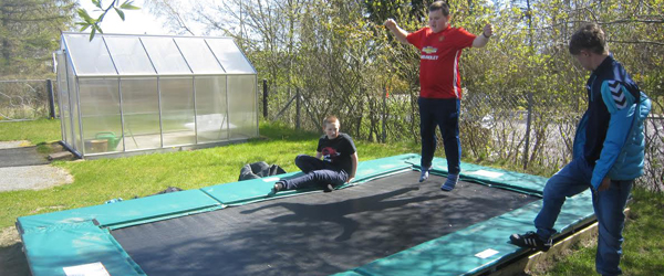 Fritidsklubben Solsikken<br> har fået en trampolin Fritidsklubben Solsikken<br> har fået en trampolin