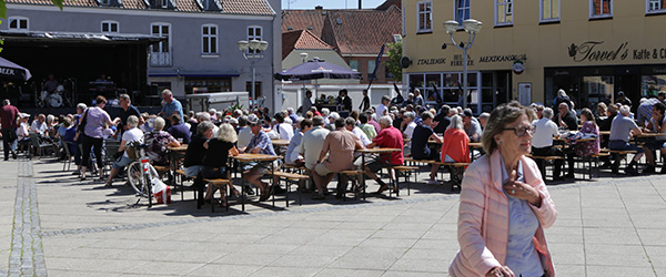 Det dufter af sommer i Sæby denne lørdag Det dufter af sommer i Sæby denne lørdag