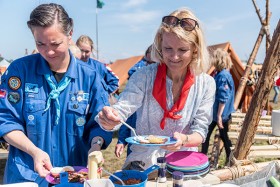 Baptistspejderne fra Jerup ved Frederikshavn inviterede kommunens social- og kulturdirektør, Rikke Albrektsen på lejrfrokost. Spejdernes Lejr 2017. Foto Pernille Bille Tvedt