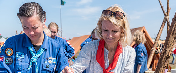 Baptistspejderne fra Jerup ved Frederikshavn inviterede kommunens social- og kulturdirektør, Rikke Albrektsen på lejrfrokost. Spejdernes Lejr 2017. Foto Pernille Bille Tvedt Rikke Albrektsen var spejder for en dag