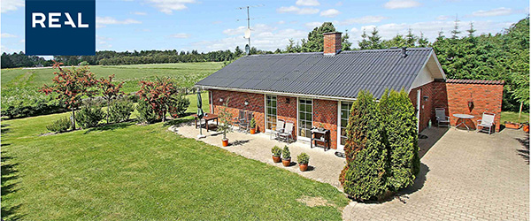 Lyst og smagfuldt indrettet sommerhus med ugeneret udsigt Lyst og smagfuldt indrettet sommerhus med ugeneret udsigt
