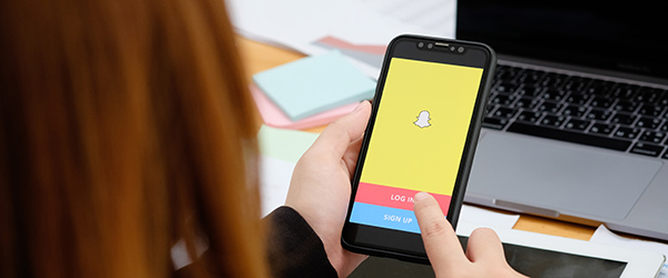 CHIANG MAI,THAILAND - JUNE 27, 2018 : Apple iPhone X in one hand showing its screen with Snapchat application. Introduktion til Snapchat, Instagram og Pinterest